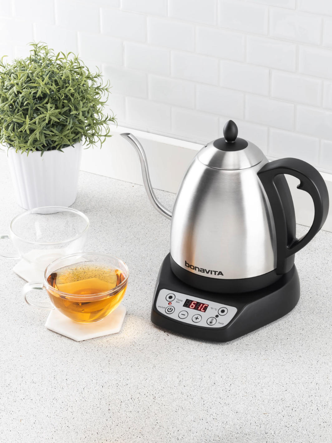 https://eightouncecoffee.ca/cdn/shop/products/bonavita_variable-temperature-gooseneck-kettle-1l_kitchen-counter_tea.jpg?v=1669408921&width=1065