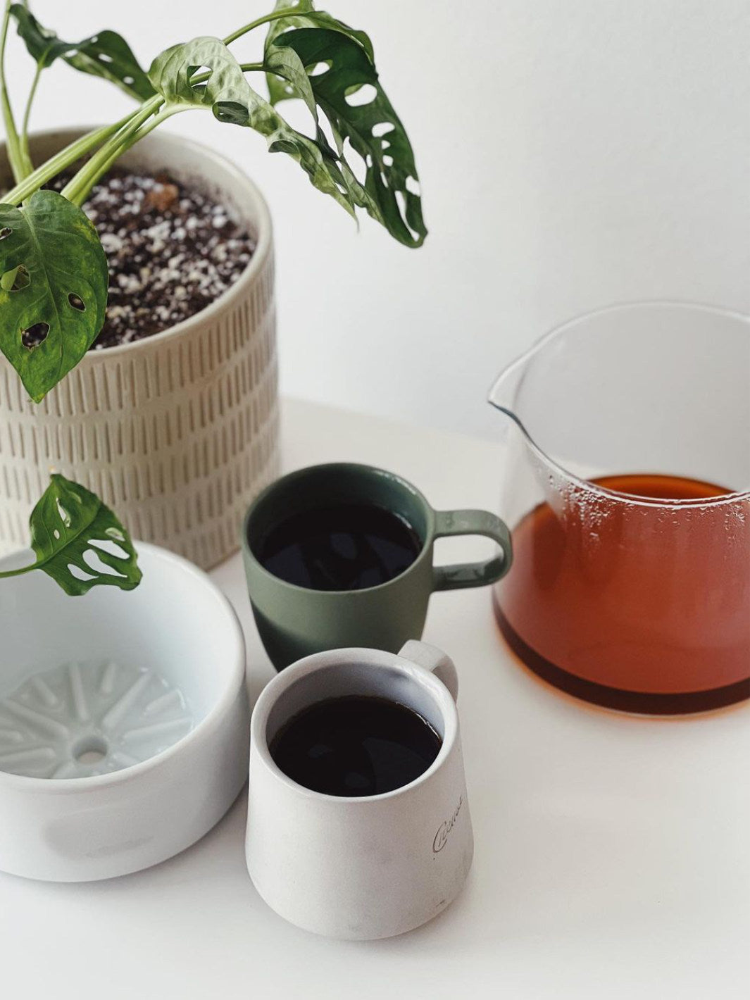 https://eightouncecoffee.ca/cdn/shop/products/etkin_8-cup-pourover-set_plants-mugs.jpg?v=1678489985&width=1065