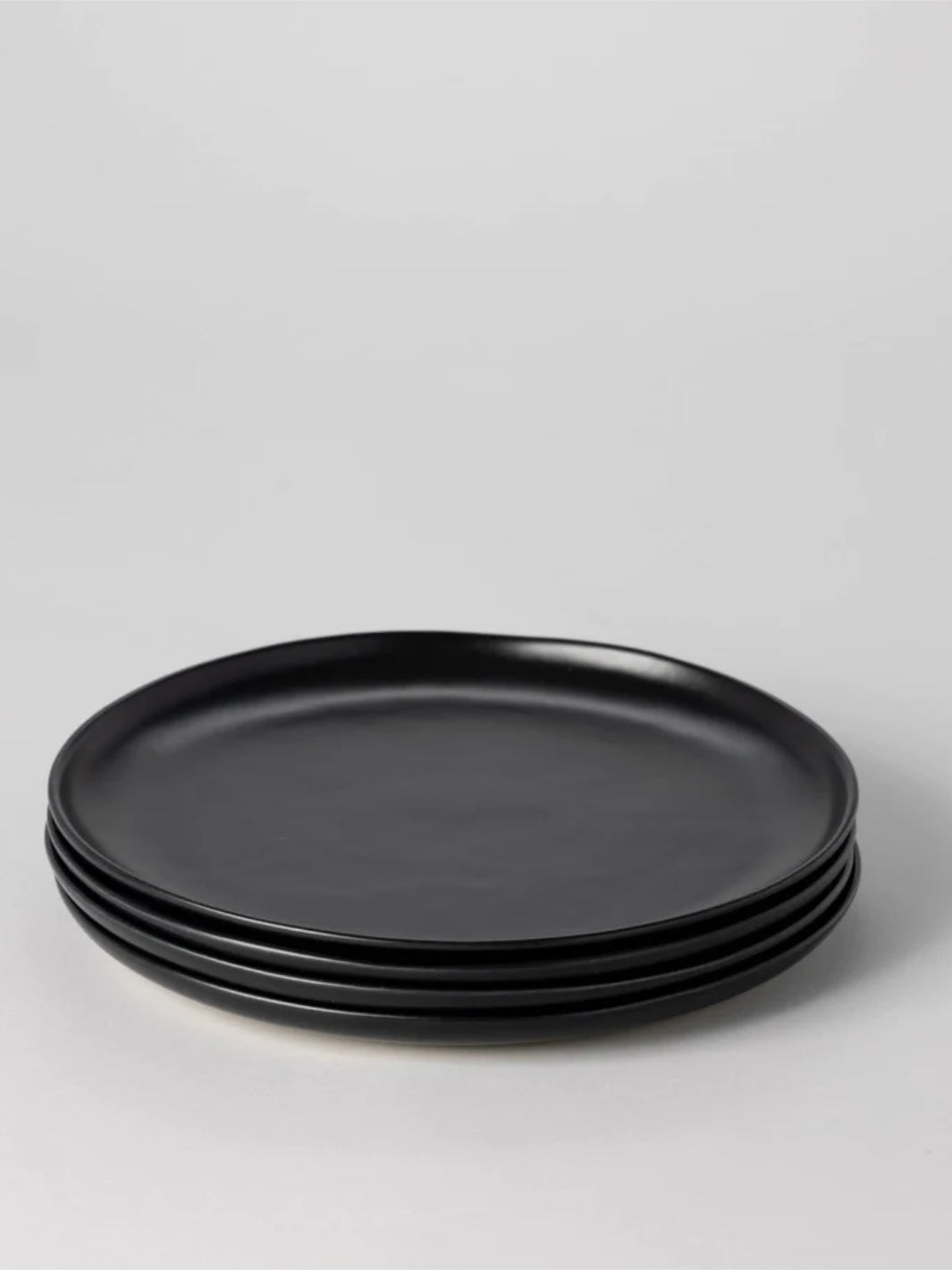 Dinner plates with outlet lips