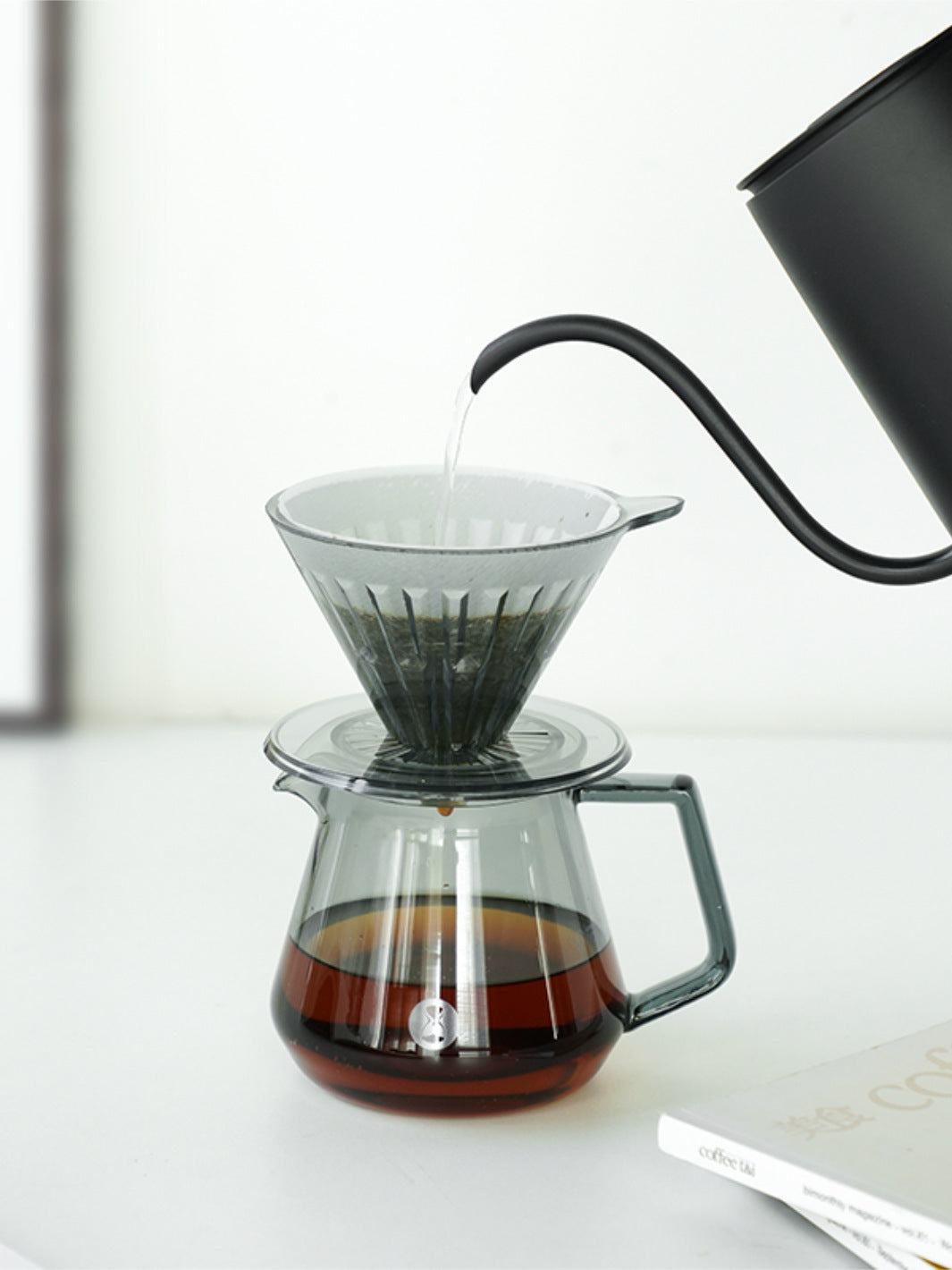 https://eightouncecoffee.ca/cdn/shop/products/timemore_coffee-server_360ml_transparent-black_pourover.jpg?v=1651510399&width=1065